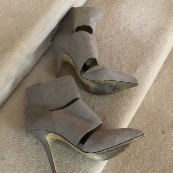 Gorgeous pair of grey/taupe dress shoes. Ladies 8. - Picture 9 of 9